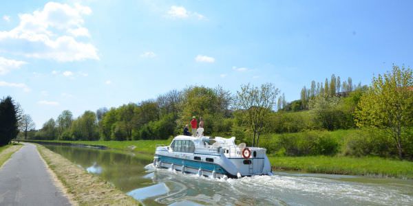 Canal de la Sarre avec la halte fluviale