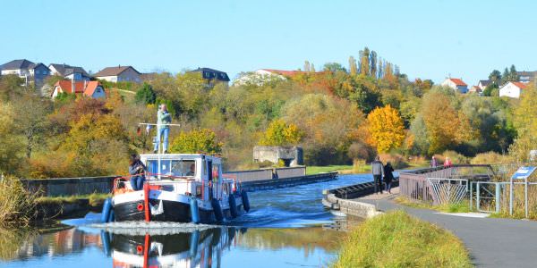 Canal de la Sarre avec la halte fluviale