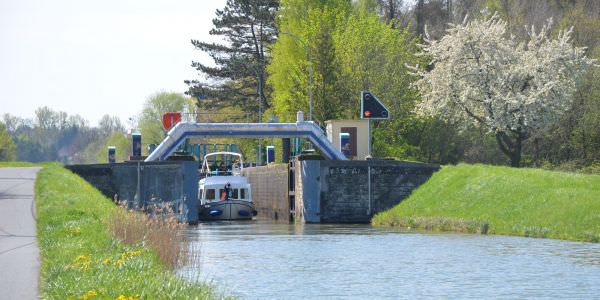 Canal de la Sarre avec la halte fluviale