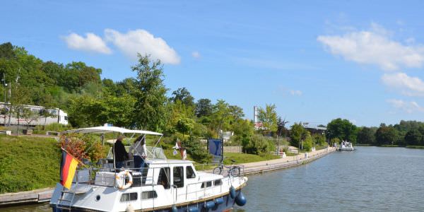 Canal de la Sarre avec la halte fluviale